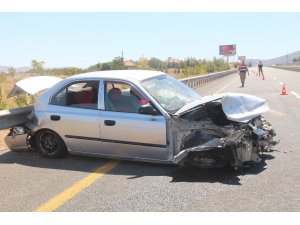 Direksiyon hakimiyetini kaybeden otomobil bariyerlere çarptı: 4 yaralı