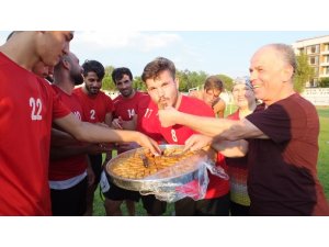 Burhaniyeli futbolculara baklava ziyafeti