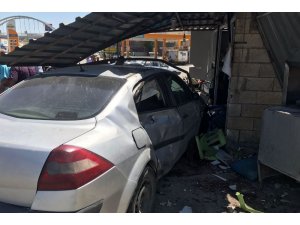 Şanlıurfa’da otomobil lokantaya daldı