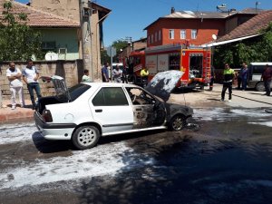 Seyir halindeki otomobil alev aldı