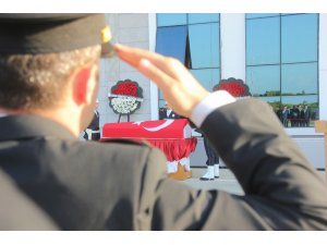 Kalbine yenik düşen polis için tören düzenledi