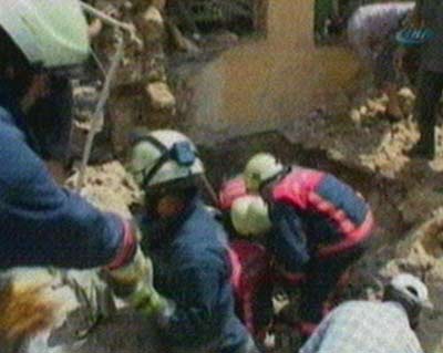 İstanbul'da 3 katlı bina çöktü