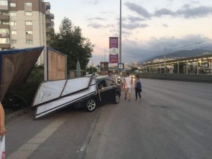 Reklam panosu otomobilin üzerine devrildi