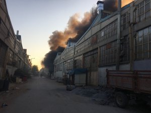 Plastik ham madde deposundaki yangın güçlükle söndürüldü