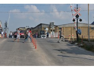 Lokomotif hemzemin geçitte otomobile çarptı: 1 ölü