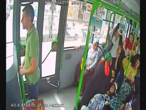 Otobüs şoförü kalp krizi geçiren kadının hayatını böyle kurtardı