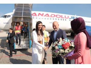 Çiğdem Karaaslan’a havalimanında coşkulu karşılama