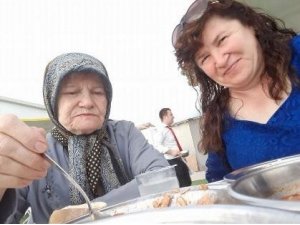 "Annem 3 gündür ölmüş ben üzerinde yatıyormuşum" diyen kadın tutuklandı