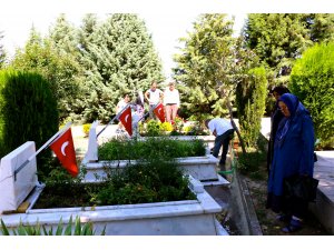 Şehitliklerde bayram yoğunluğu