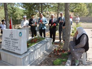 Şehitliklerde hüzünlü bayramlaşma