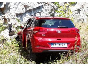 Kayalıklara çarpan otomobilin sürücüsü yaralandı
