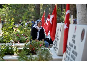 Bayram öncesi şehitliklere ziyaret