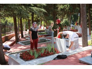 Şehitliklerde hüzünlü bayram arifesi