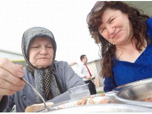 Cesedi çekyatın altından çıkan kadın toprağa verildi