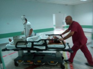 Otomobilin çarptığı genç kadın yaşam savaşı veriyor
