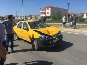Ticari taksinin çarptığı kadın ağır yaralandı