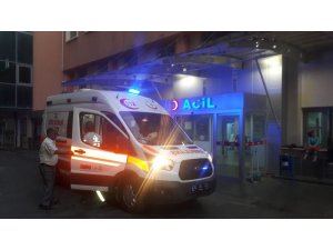Herkesin gözü önünde eşini defalarca bıçakladı