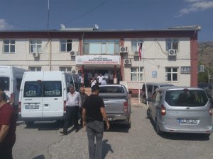 Hayvanları için yaprak toplarken akıma kapıldı