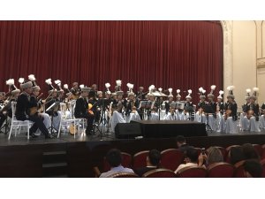 Kazak Halk Enstrümanları Orkestrası konser verdi