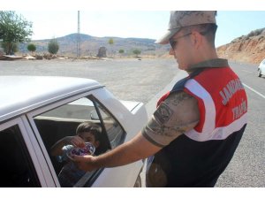 Trafik ekiplerinden şekerli kolonyalı yol uygulaması