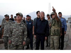 Bakan Akar, Kurban Bayramı’na Hakkari’de girdi