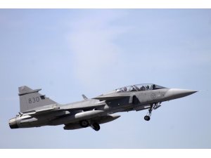 İsveç savaş uçağı düştü, pilot sağ kurtuldu