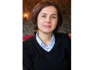 Lastiği patlayan otomobil şarampole yuvarlanarak takla attı: 1 ölü, 2 yaralı