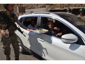 Irak sınırında jandarma vatandaşın bayramını kutladı