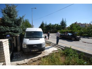 Ankara'da minibüs ile otomobil çarpıştı: 5 yaralı