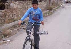 Bisikletle çay servisi yapıyor