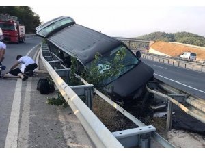 Panelvan araç bariyerlere çarptı: 5 yaralı