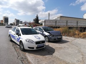 Kontrolden çıkan otomobil demir bariyerlere çarptı: 2 yaralı
