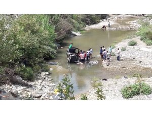 Virajı alamayan hafif ticari araç çaya uçtu: 3 yaralı