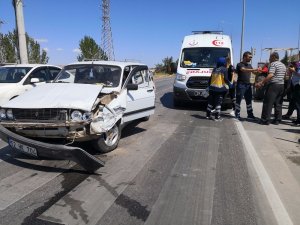 Otomobil traktör ile çarpıştı