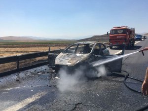Otobanda seyir halindeki otomobil yandı