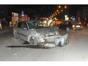 Otomobil ile kamyonet çarpıştı: 4 yaralı
