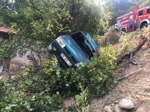 Şarampole devrilen otomobildeki 4 kişi yaralandı