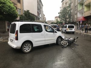 Motosiklet otomobil ile çarpıştı: 1 yaralı