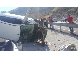 Otomobil bariyerlere çarptı: 1 ölü, 3 yaralı