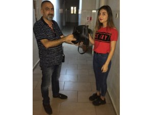 Bankta unuttuğu çantasını polis bulup teslim etti