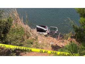 Uşak’ta otomobil gölete uçtu, 4 kişi boğularak hayatını kaybetti (2)