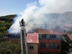Ailesine kızdı evi yaktı