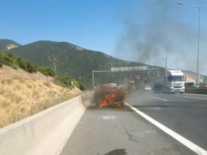 Seyir halindeki otomobil alev topuna döndü