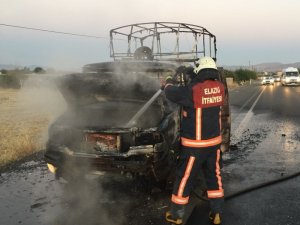 Elazığ’da seyir halindeki pikap yandı