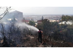 Evlerin yanındaki boş arazide çıkan yangın paniğe neden oldu
