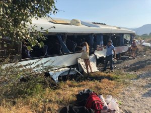Fethiye-Antalya yolunda otobüs yoldan çıktı: 25 yaralı