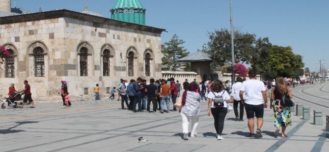 Binlerce yerli yabancı turist Mevlana Hazretlerinin Türbesine akın etti