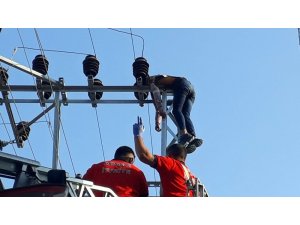 Ailesiyle tartıştı, çıktığı elektrik direğinde akıma kapılarak hayatını kaybetti
