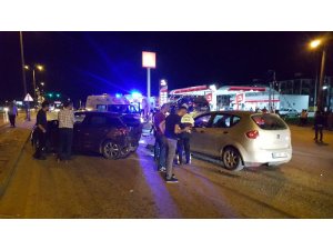 Kırmızı ışıkta duramayan otomobil zincirleme kazaya neden oldu  5 yaralı