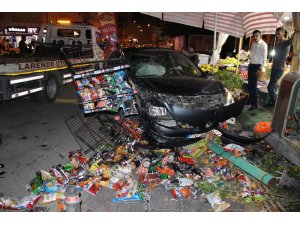Üzerlerine gelen otomobilden son anda kaçarak kurtuldular
